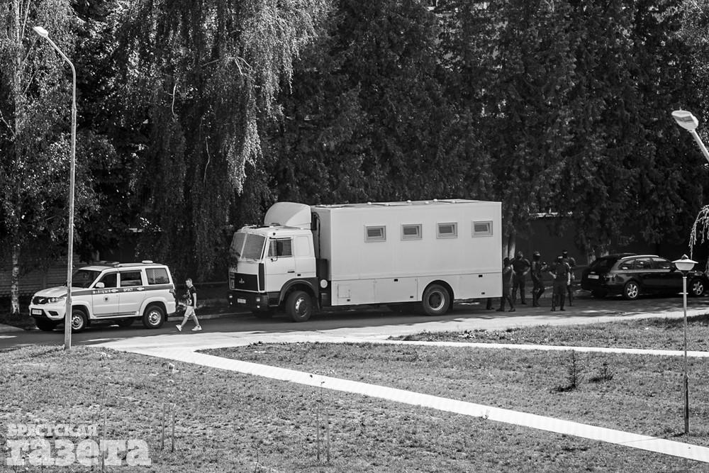 Автозаки на мирной акции протеста 30 августа 2020 года