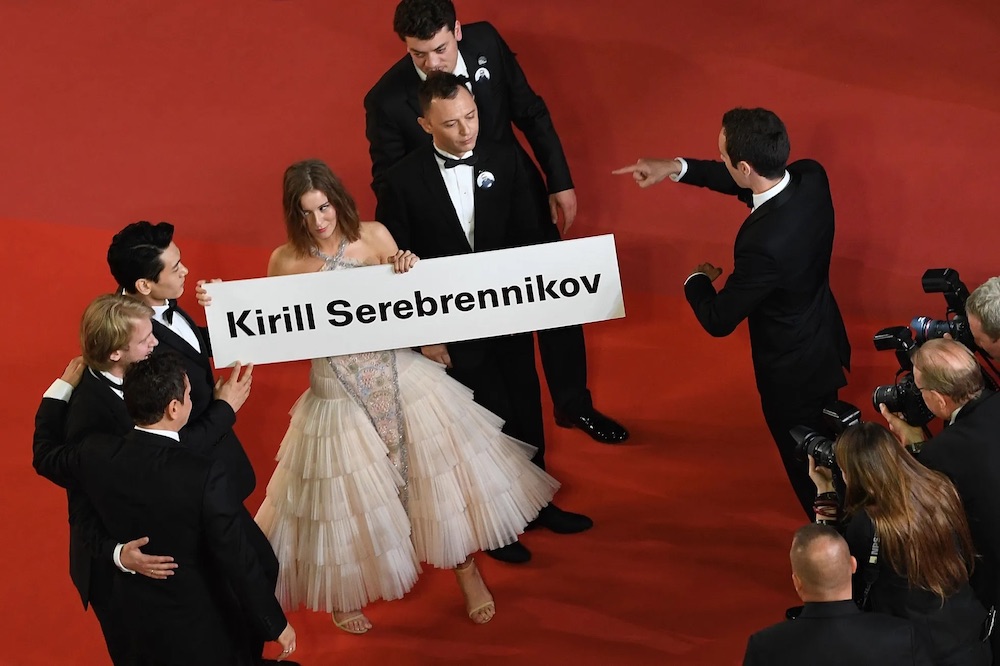 Команда фильма «Лето» на Каннском кинофестивале. Оператор Владислав Опельянц, продюсер Илья Стюарт, актер Тео Ю, актриса Ирина Старшенбаум, актер и музыкант Рома Зверь и продюсер Шарль-Эврар Чехов держат плакат с именем российского режиссера Кирилла Серебренникова. Он не приехал на фестиваль из-за домашнего ареста. Фото: meduza.io.