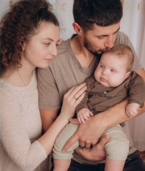 Мальчик из Барановичей с СМА Саша Острог с родителями. Фото: Instagram.