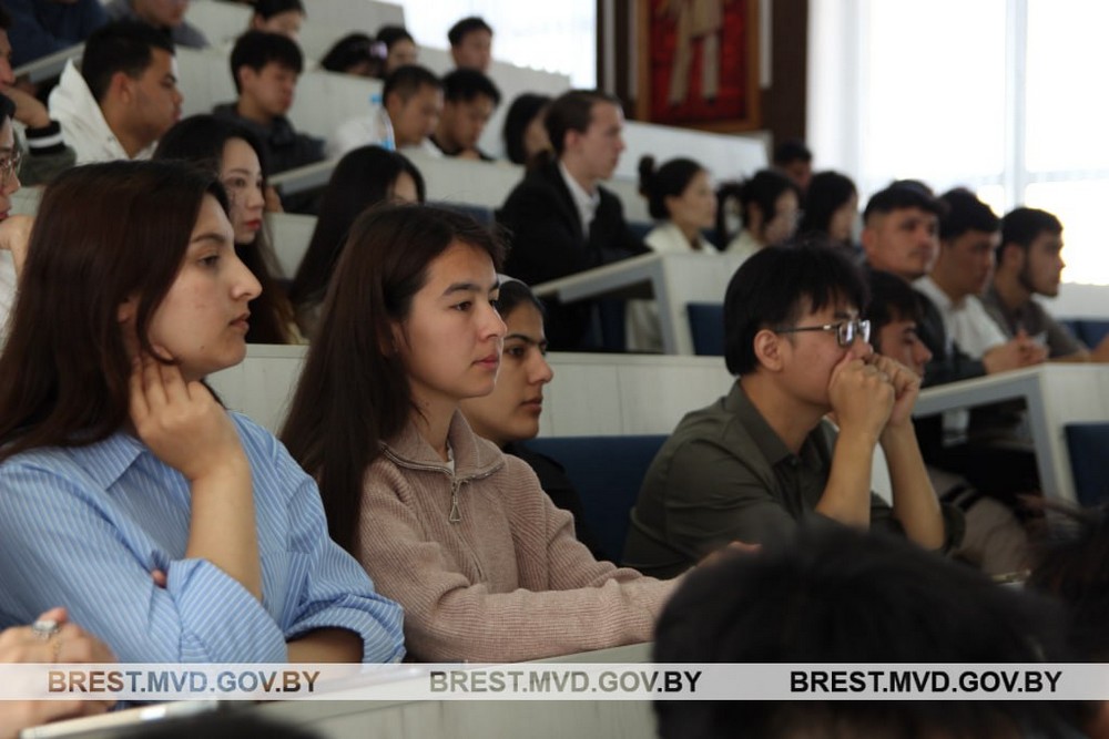 Во время мероприятия в БрГУ им. Пушкина по высылке туркмена из Беларуси. Фото: УВД Брестского облисполкома
