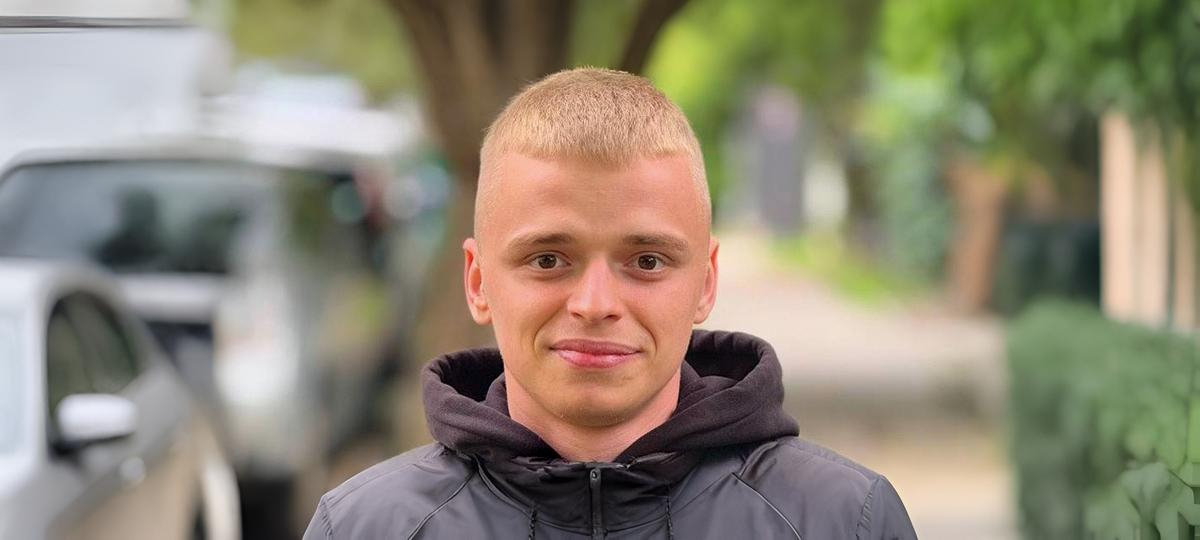 Илья Бохон, бывший политзаключенный пинчанин. Фон изображения сгенерирован в нейросетях