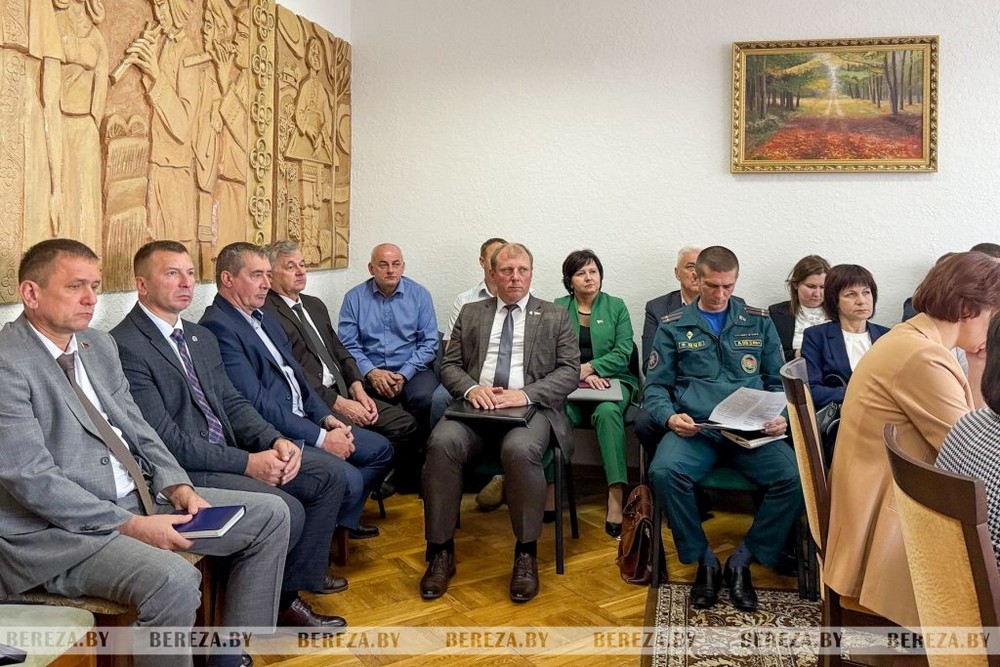 Чиновники во время заседания Березовского райисполкома 30 июня 2025 года. Фото: bereza.by