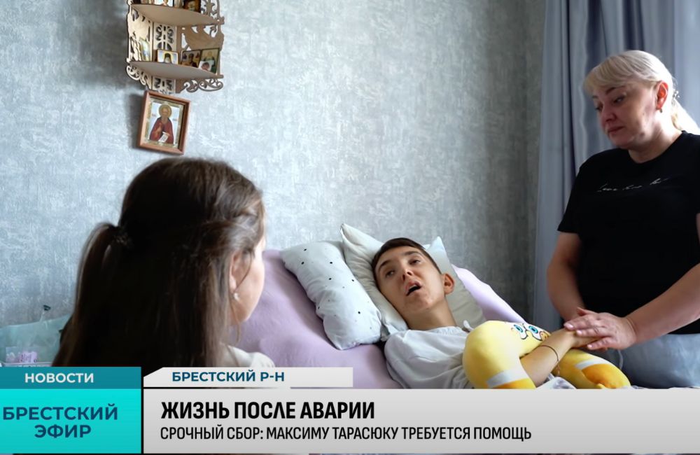Максим Тарасюк с мамой (справа) и двоюродной сестрой (слева)