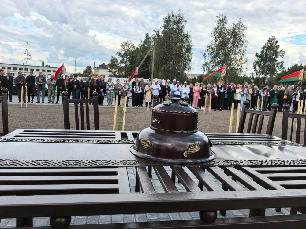 Металлический стол в центре сквера в Столине