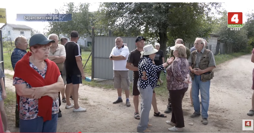 Жители деревни Альбинки Барановичского района. Скриншот видео
