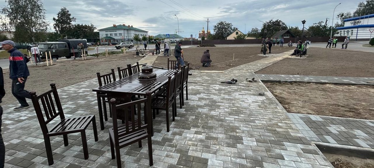 Во время подготовки к открытию сквера в Столине