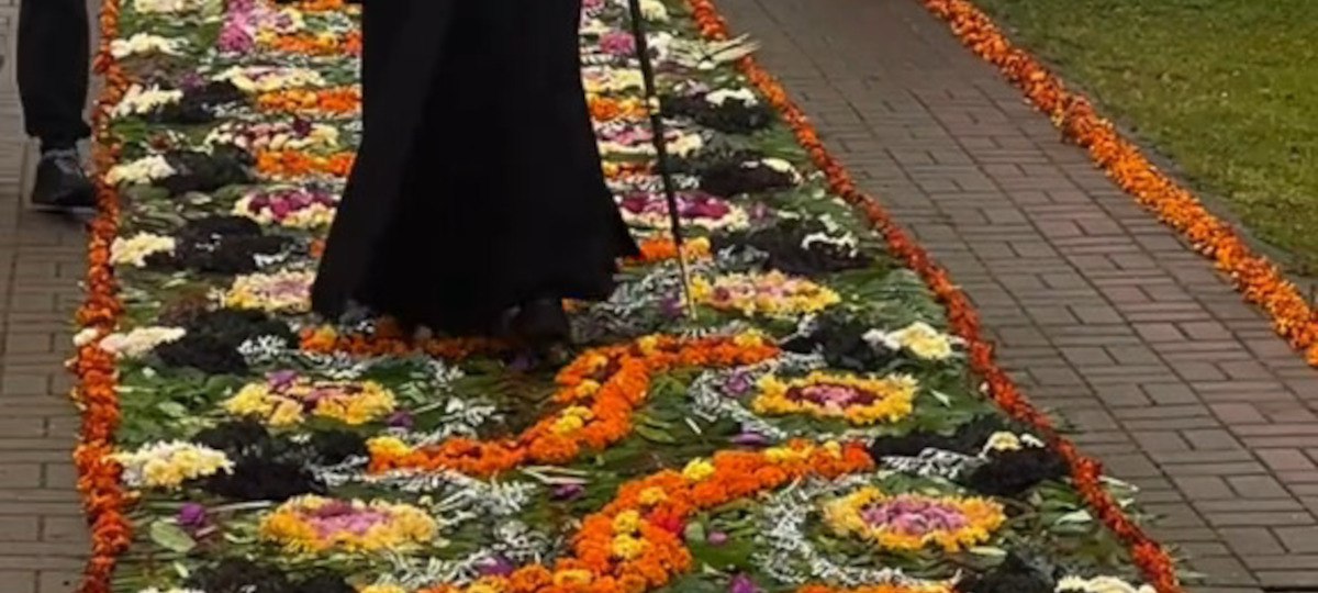 В Докшицах для епископа выстелили ковер из цветов