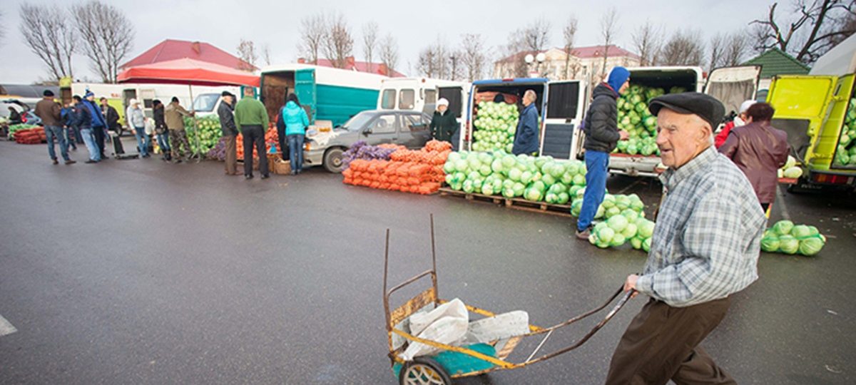 Дзядуля на рынку з гароднінай шукае месца