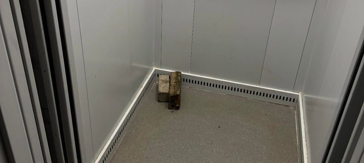 цэгла ў ліфте кирпичи в лифте