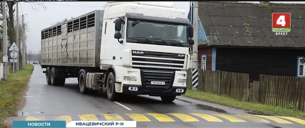 Грузовик на искусственной неровности в деревне Чемелы Ивацевичского района.