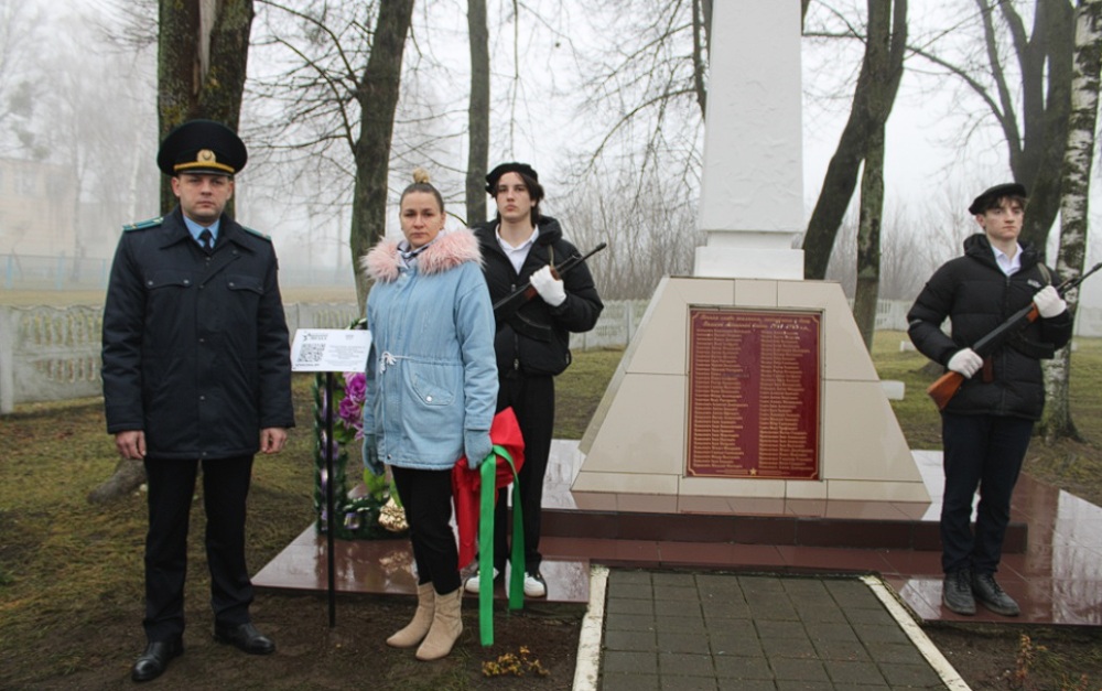 школьники с автоматами Калашникова