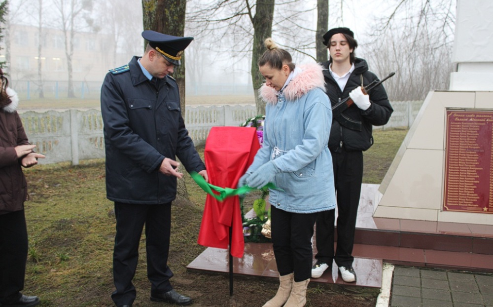 митинг с помпой и автоматом Калашникова