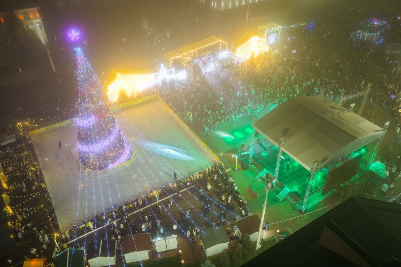 Открытие главной городской елки на площади Ленина в Бресте. 