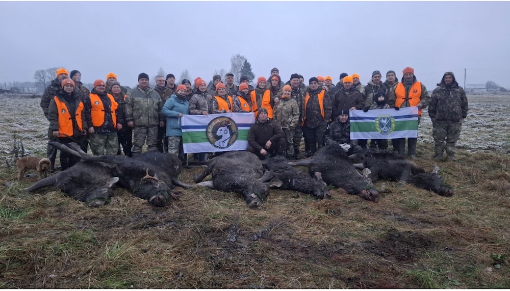 Охотники, в том числе и Татьяна Шуневич на фоне убитых животных