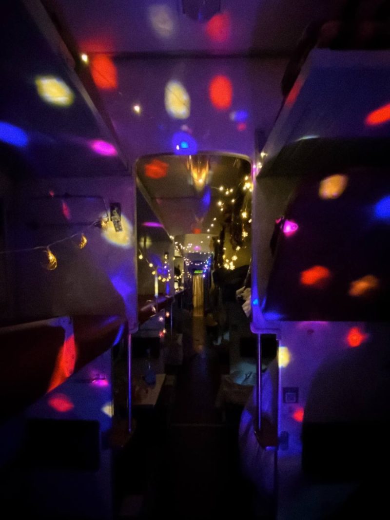 Компания беларусов встречает Новый год в поезде до Бреста. Фото Артема Устинова