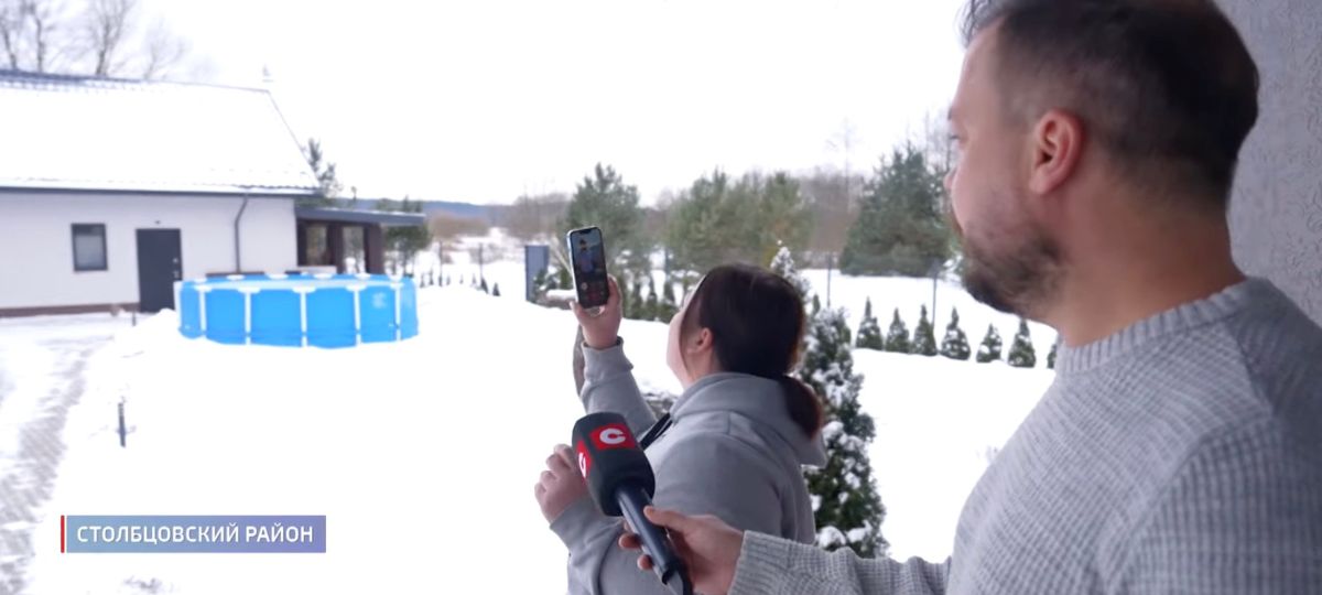 Олеся Сурганова из деревни Жуков Борок ловит связь на пороге умного дома.