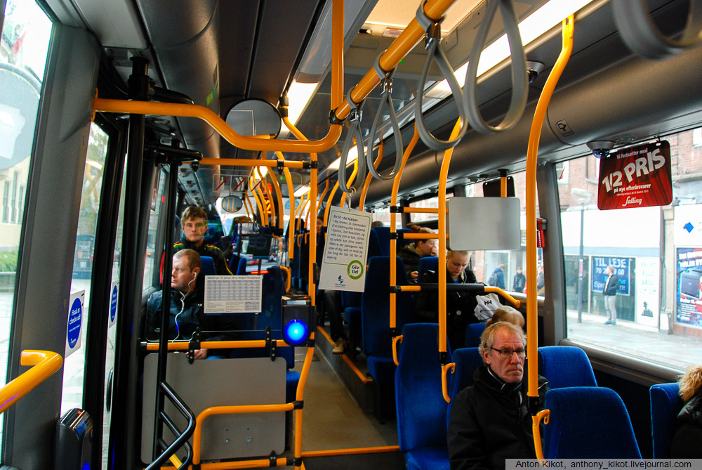 Салон городского автобуса в одном из городов в Дании.