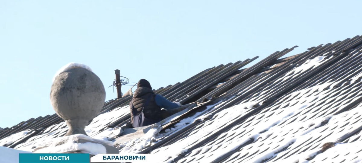 Капремонт крыши дома в Барановичах. Скриншот видео ТРК Брест