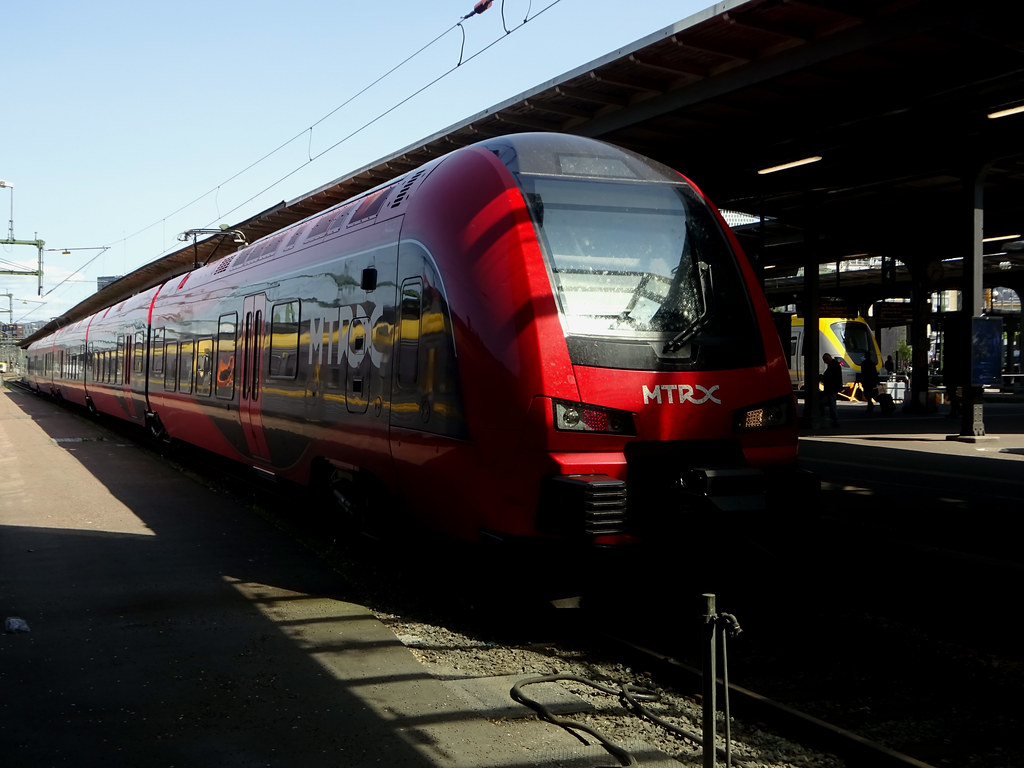 Поезд Stadler FLIRT на перроне в Стокгольме, Швеция.