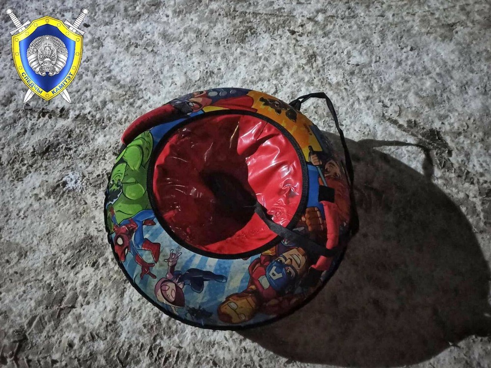 Вартушка, на которой съехал мальчик.