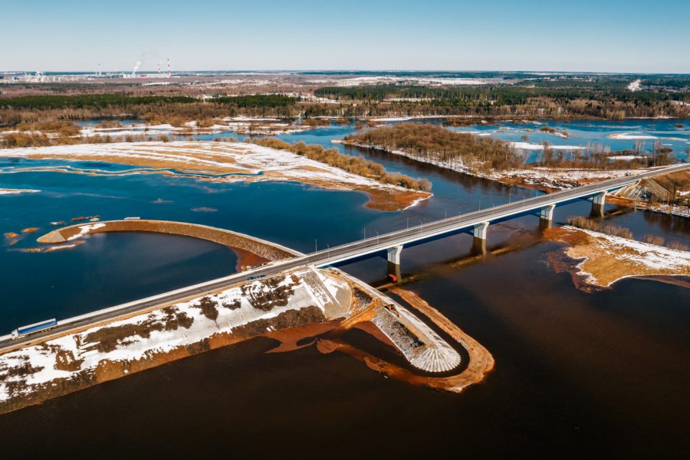 мост через реку