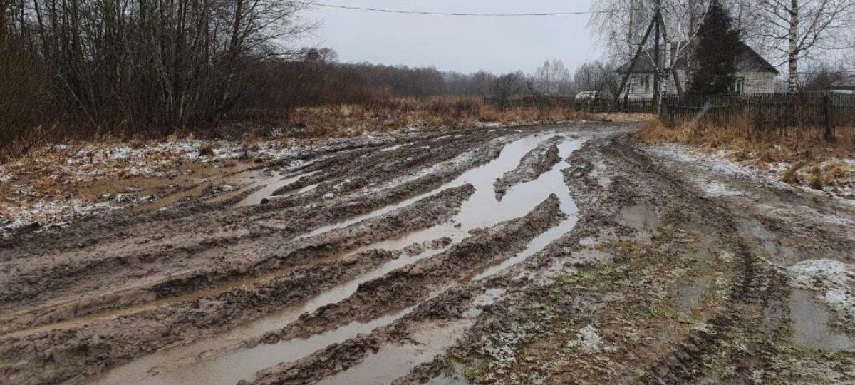 Грязная дорога в деревне