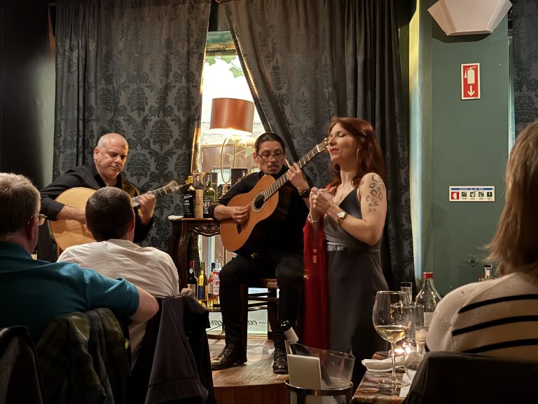 Фаду в Лиссабоне: живая музыка в традиционном ресторане Португалии во время ужина