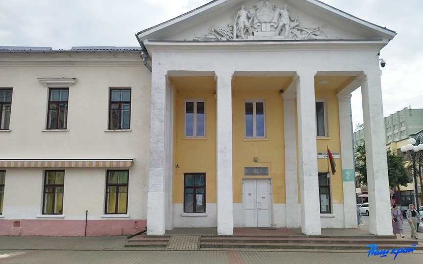 Здание бывшего колледжа легпрома в Барановичах