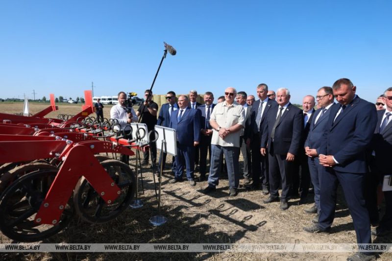 Лукашенко показали пресс-подборщик. Березовский район, 31 июля 2026 года