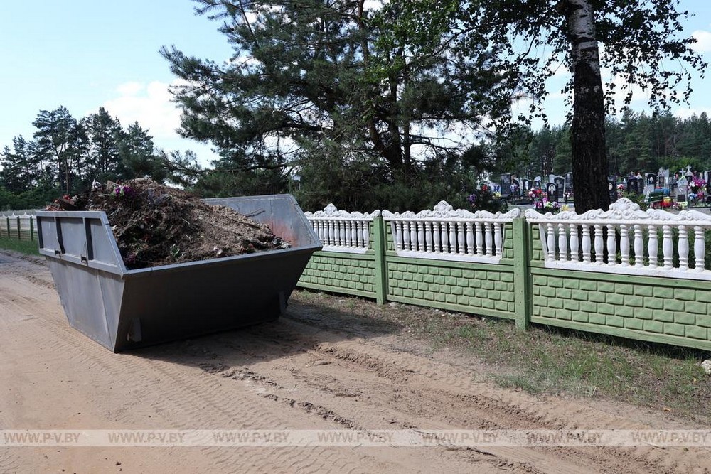 Восьмикубовый контейнер на кладбище в Пинском районе, который привезли, чтобы убрать мусор