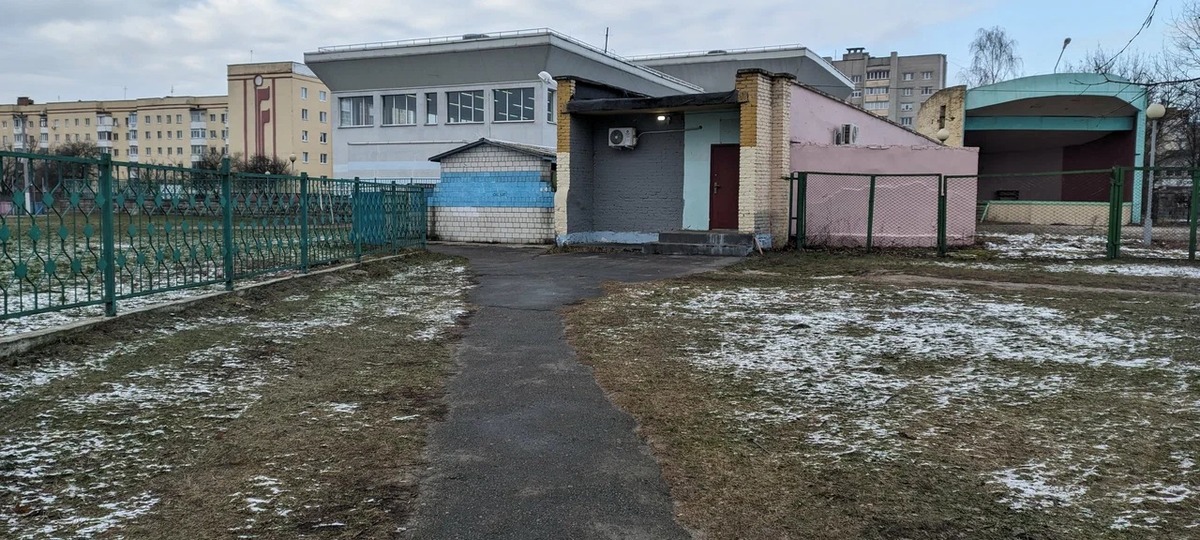 Как выглядел туалет в парке Калинковичей в январе 2025 года. Фото из яндекс-карт