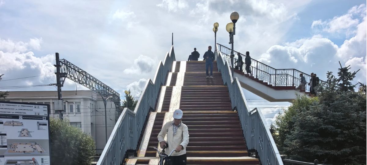 Пешеходный мост на ж\д вокзале в Бресте