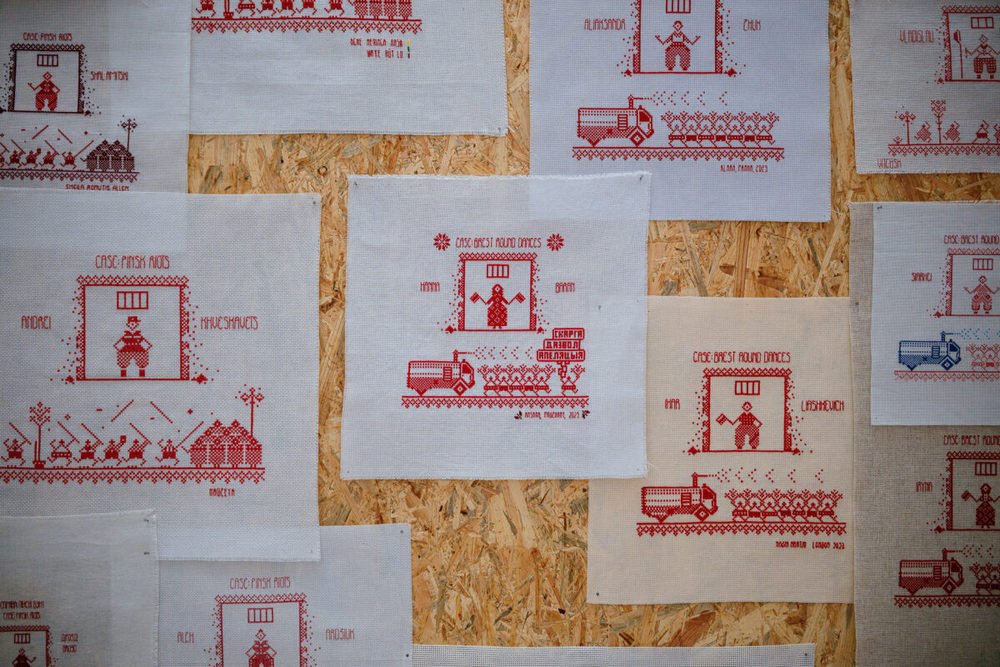Вышытыя працы пра беларускіх палітвязняў у інсталяцыі #FramedInBelarus на Biennale Matter of Art у Празе