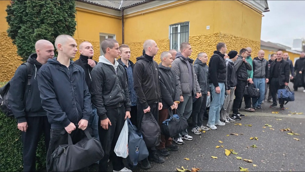 Призывники в военкомате Кобрина 23 октября 2026 года. Фото: «Кобринский вестник»