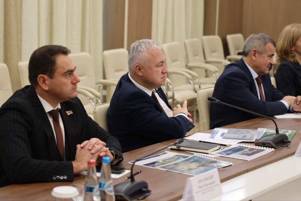 Встреча брестских чиновников с представителями российской компании «Фабрика композитов». Фото: Брестский облисполком